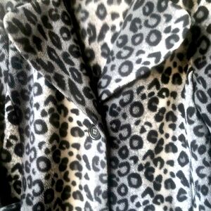 Susan Graver Black,  Gray & White Leopard Waist Length Jacket. 💫 
Sz. Small.